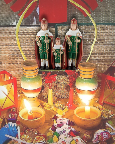 Imagem de São Cosme, Damião e Doum roupa vermelha de 10cm